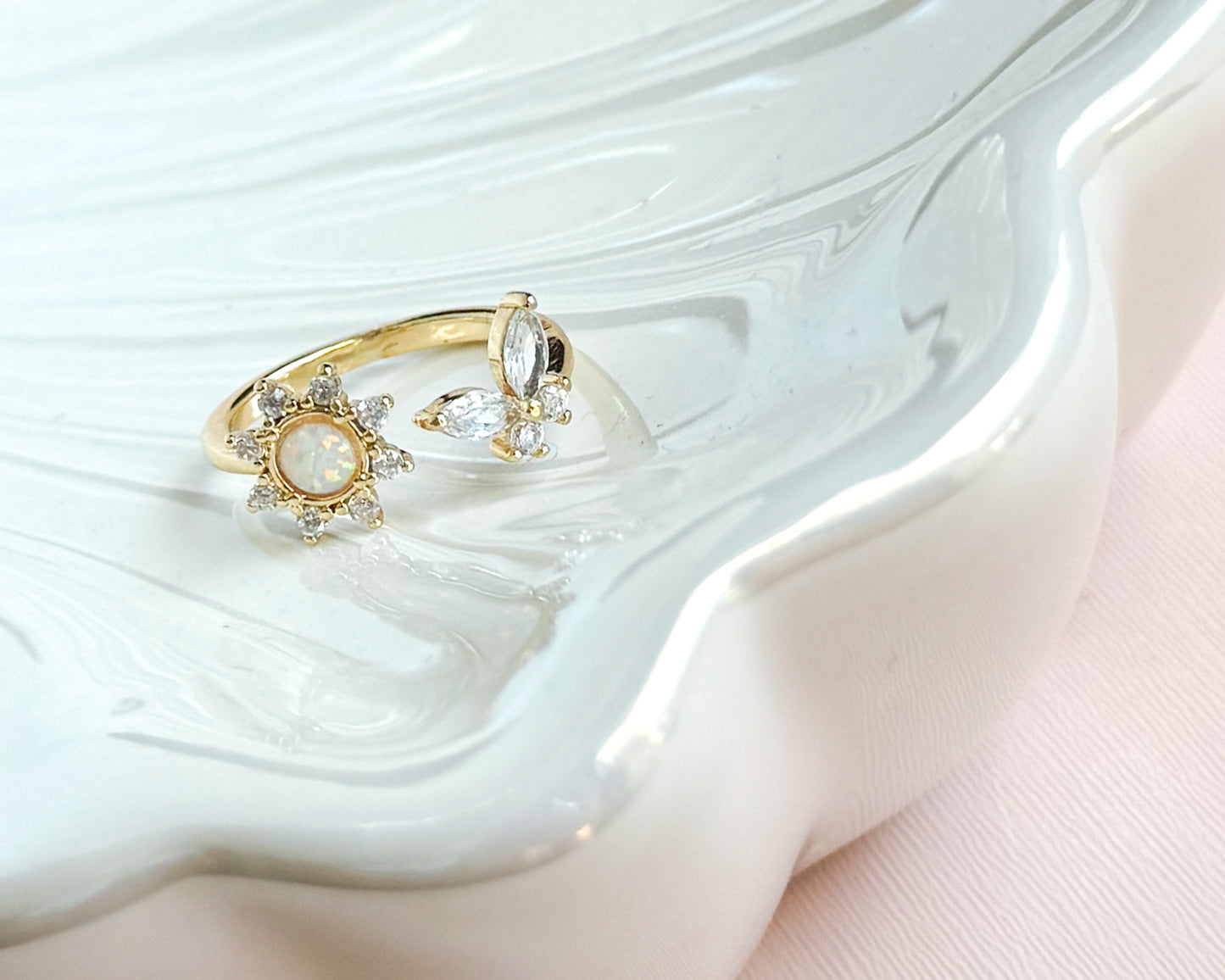 SUNLIT FLIGHT ADJUSTABLE RING